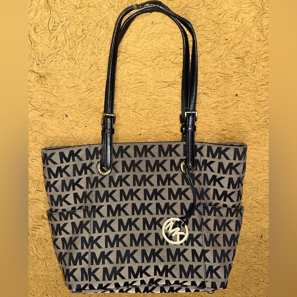 ORIGINAL Michael Michael Kors Monogram
Signature Jacquard North South